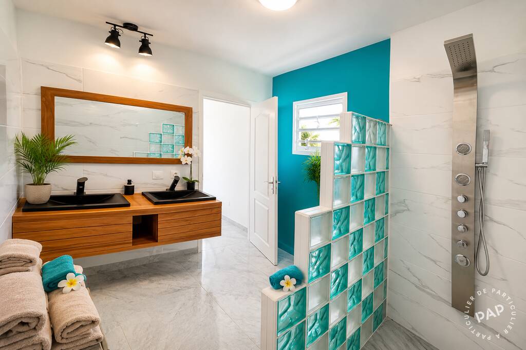 Salle d’eau contemporaine aux tons turquoise